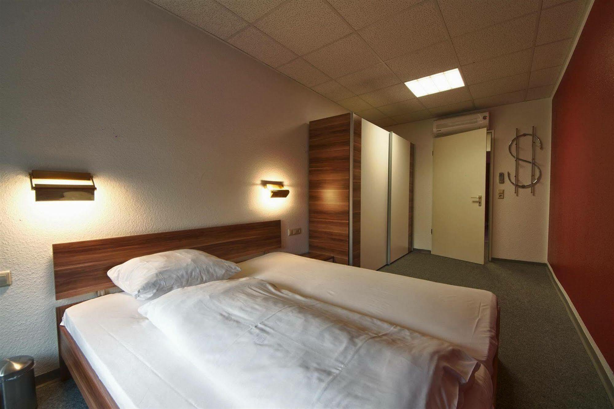 Kubler Stars Hotel Карлсруе Екстериор снимка
