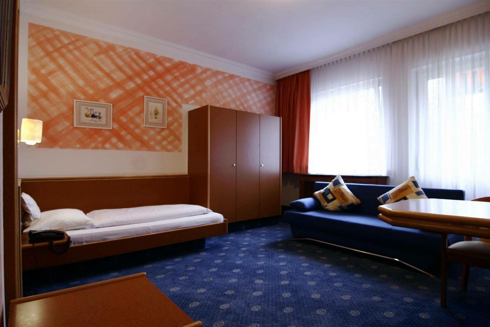 Kubler Stars Hotel Карлсруе Екстериор снимка